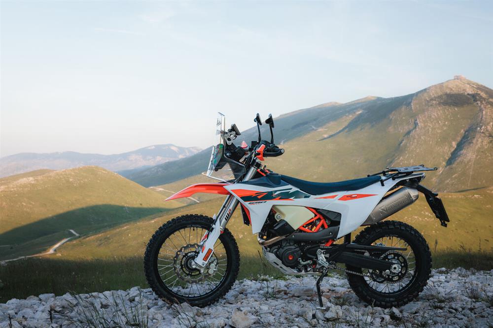 Profile view of the KTM Rally 690 in green countryside